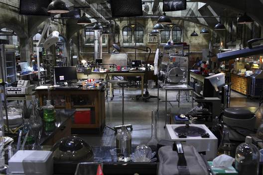 Walter's lab — FOX set photograph 2 of 24