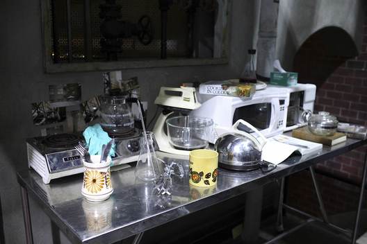 Walter's lab — FOX set photograph 17 of 24